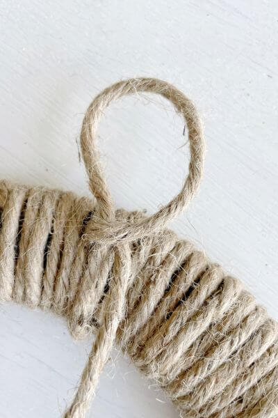 After wrapping the jute wire around the entire form, make a loop with the twine. 