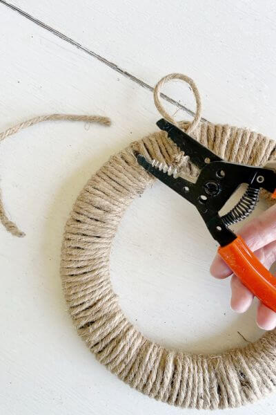 Clip the excess jute wire with wire cutters. 
