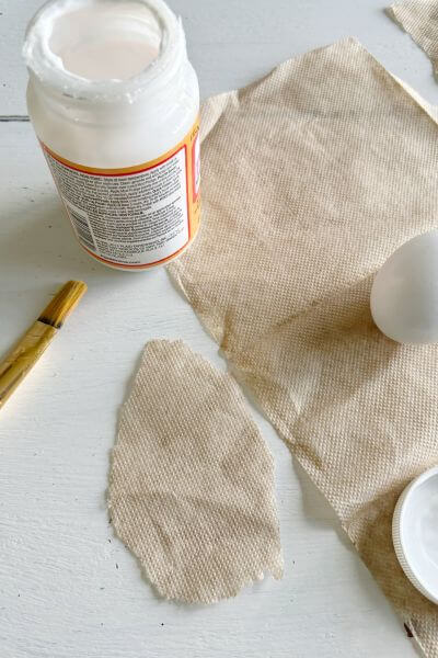 Tear off a piece of the fast-food napkin avoiding the creases. 