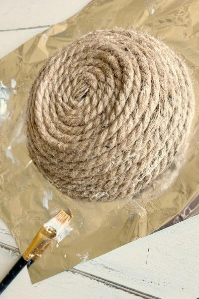 Two rolls of jute rope applied to the bowl, forming the basket.