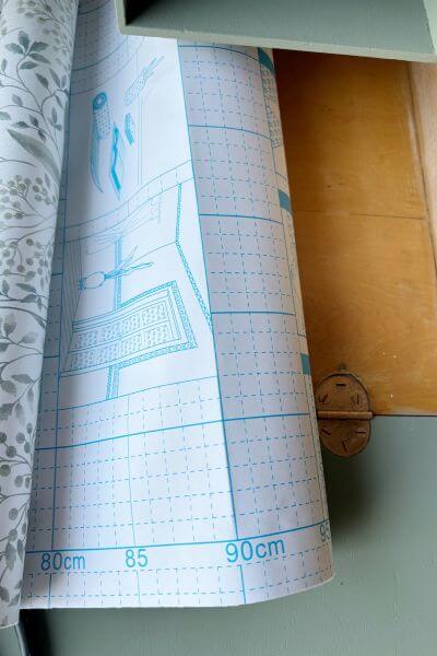 Crease the contact paper along the edge when measuring the width (left to right).