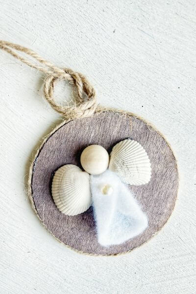 Make a knot at the top of the ornamnet. 