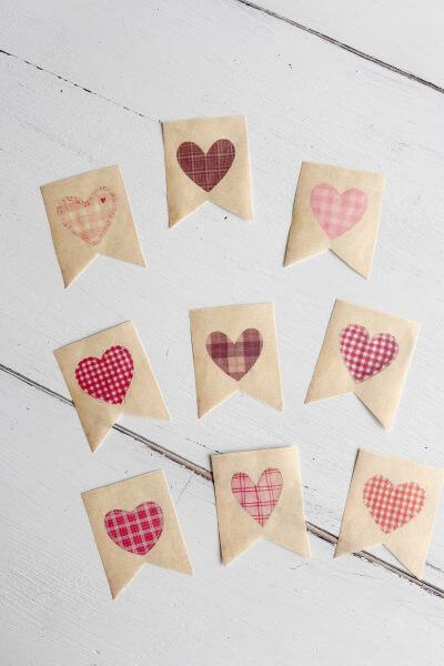 Cut out the paper garland.