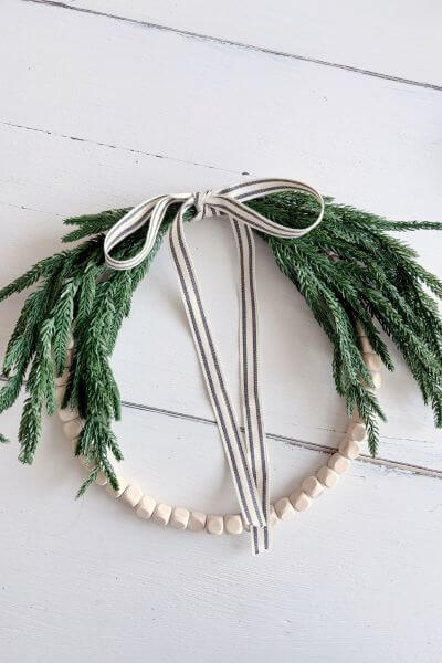 Make a loose bow on the wreath.