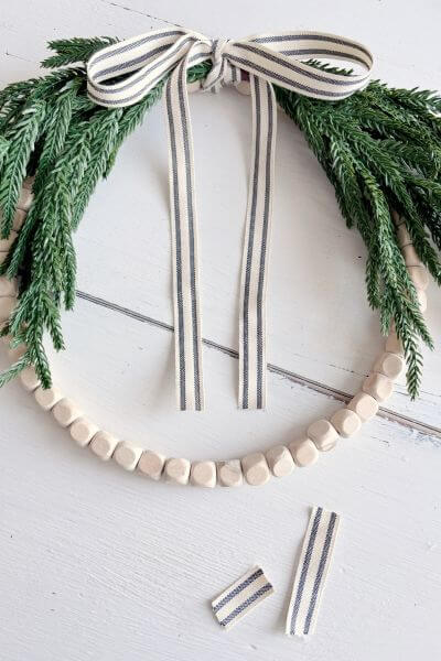 Trim the ends of the ribbon.